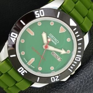 Vintage 1985 Seiko Diver Automatic Mens Silver Watch W/daydate & Green accents